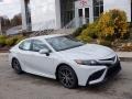 Front 3/4 View of 2024 Camry SE