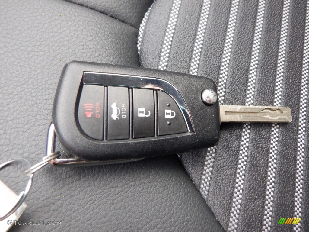 2023 Toyota Camry SE Keys Photos