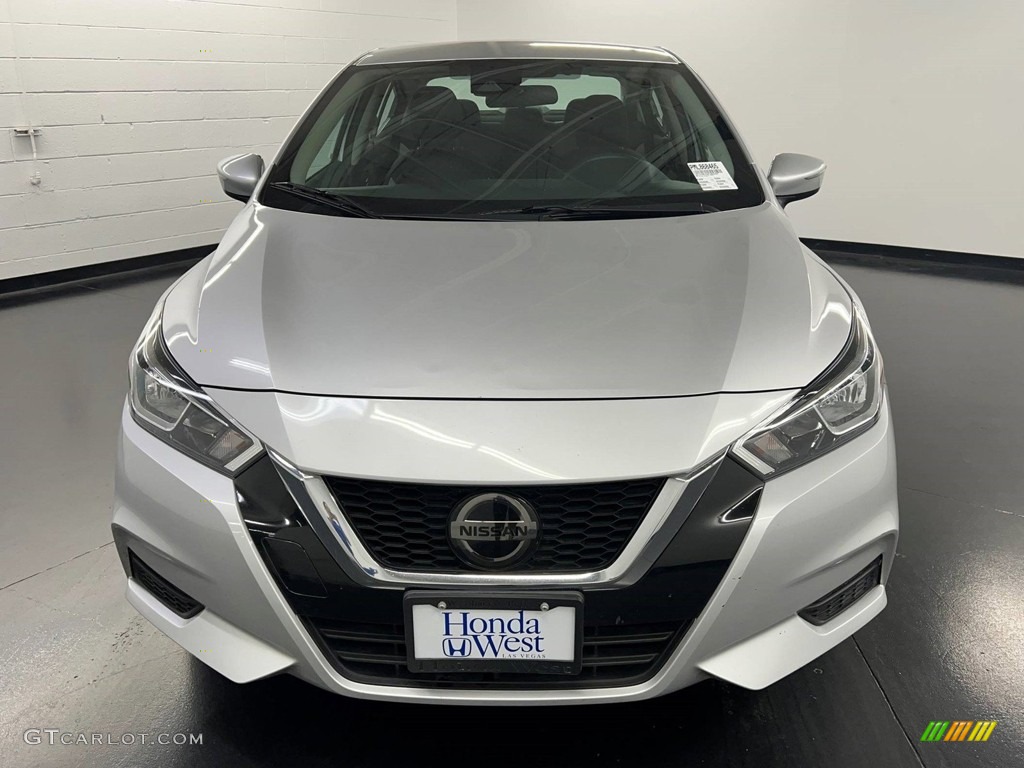 2021 Versa SV - Brilliant Silver Metallic / Graphite photo #2