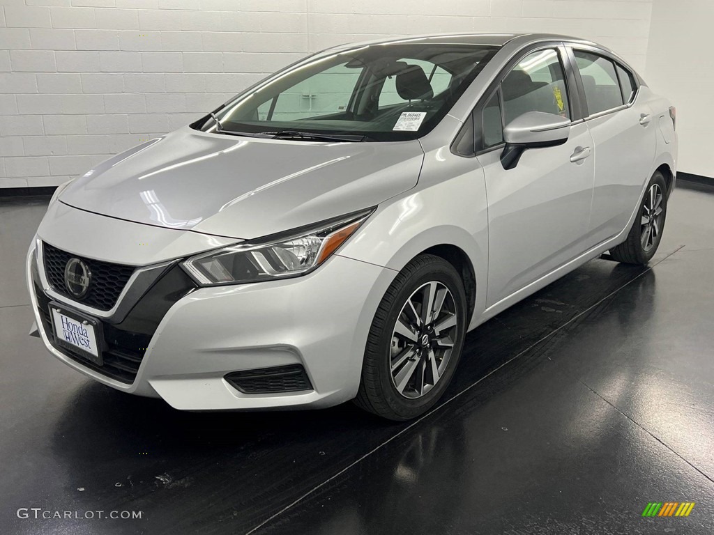 2021 Versa SV - Brilliant Silver Metallic / Graphite photo #3