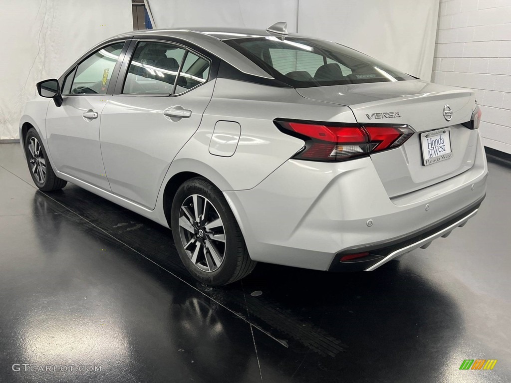 2021 Versa SV - Brilliant Silver Metallic / Graphite photo #5