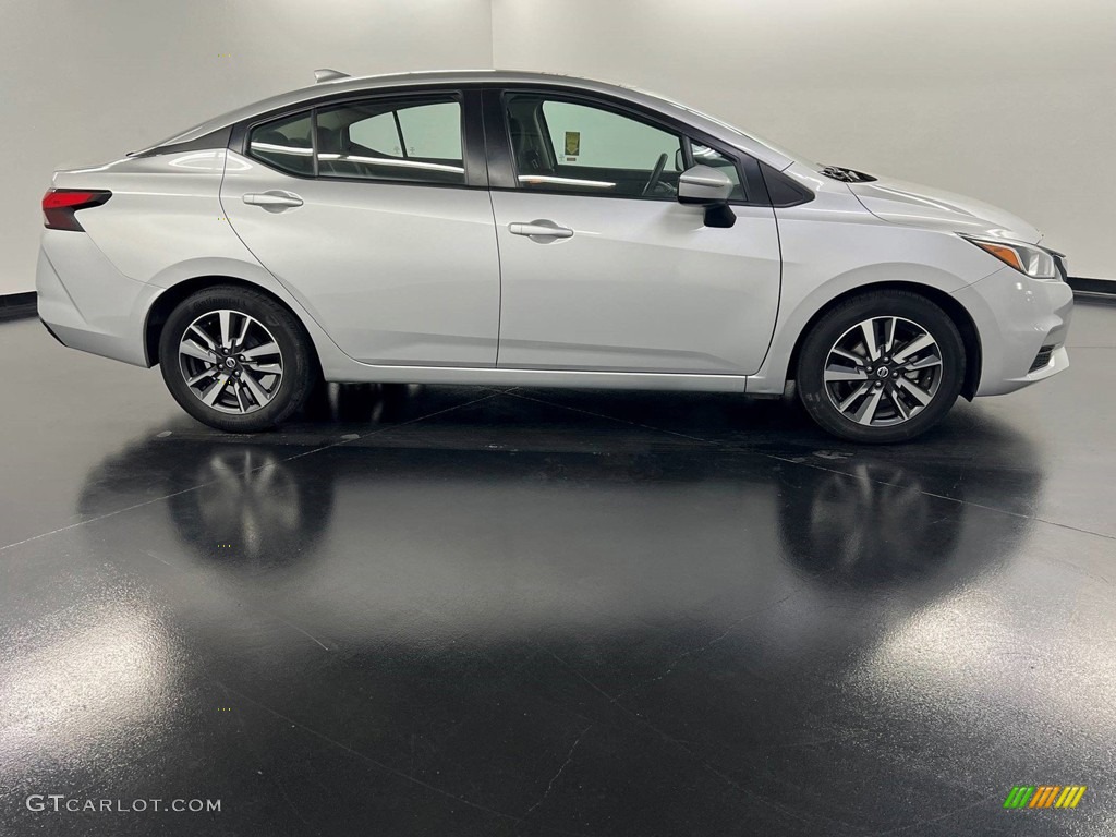 2021 Versa SV - Brilliant Silver Metallic / Graphite photo #8