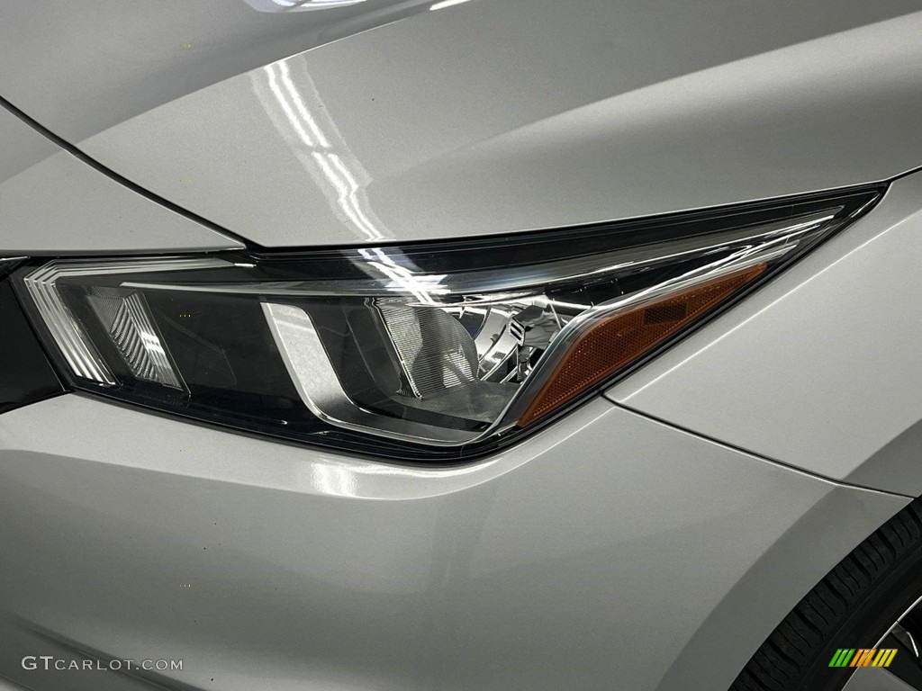 2021 Versa SV - Brilliant Silver Metallic / Graphite photo #10