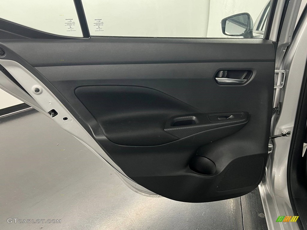2021 Versa SV - Brilliant Silver Metallic / Graphite photo #26