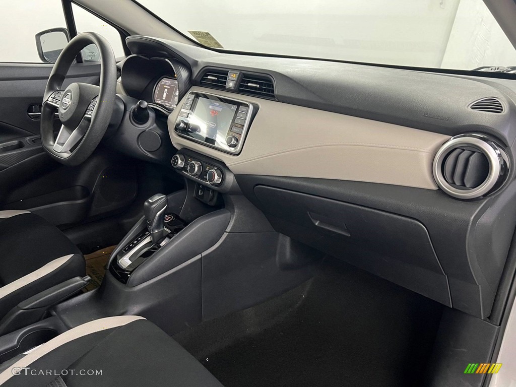 2021 Versa SV - Brilliant Silver Metallic / Graphite photo #33
