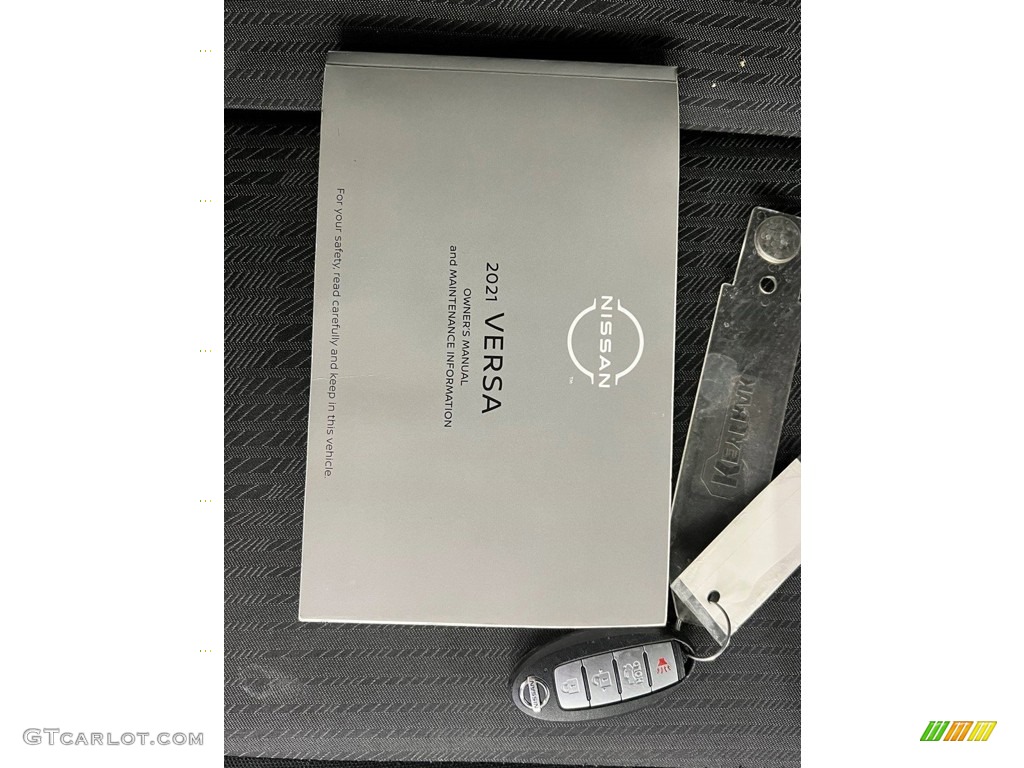 2021 Versa SV - Brilliant Silver Metallic / Graphite photo #34