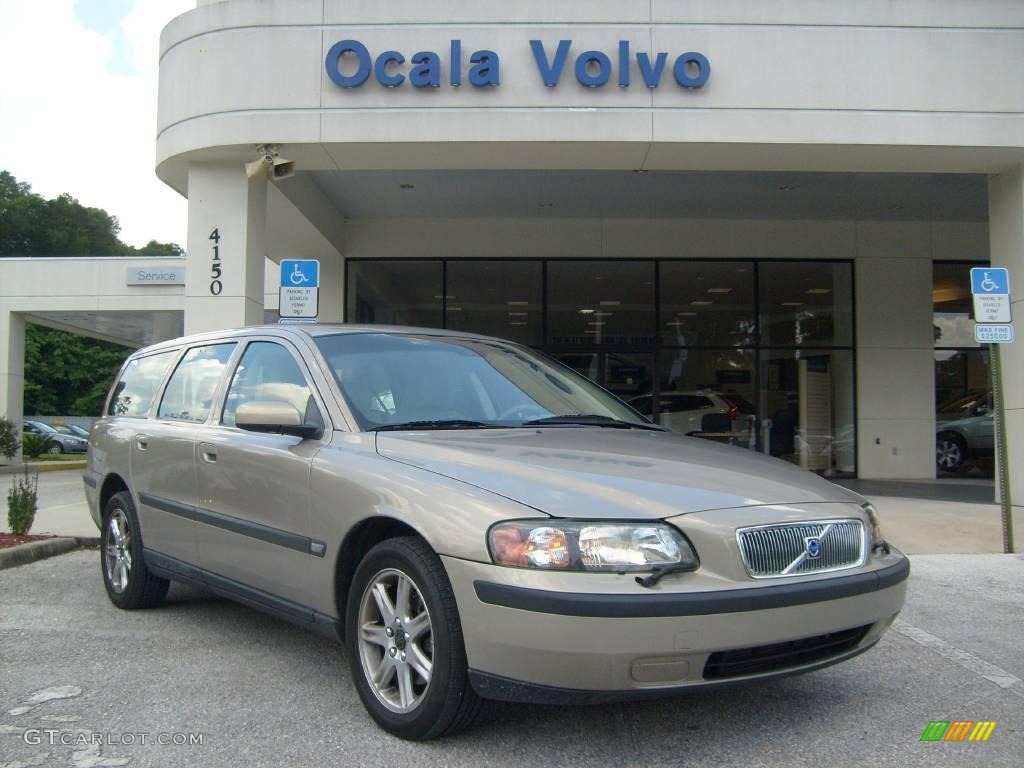 Ash Gold Metallic Volvo V70