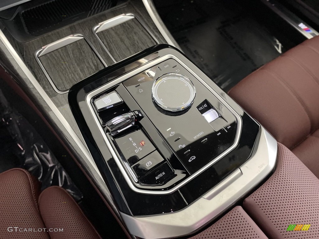 2024 BMW 7 Series 750e xDrive Sedan Controls Photos