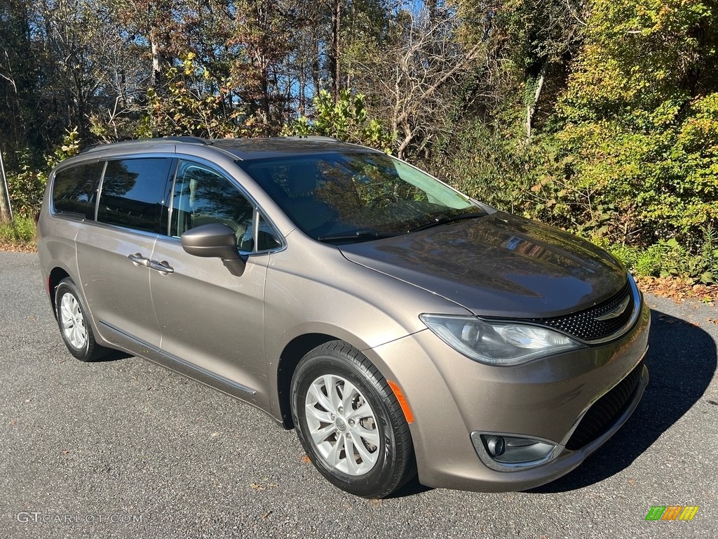 2017 Pacifica Touring L - Molten Silver / Black/Alloy photo #7