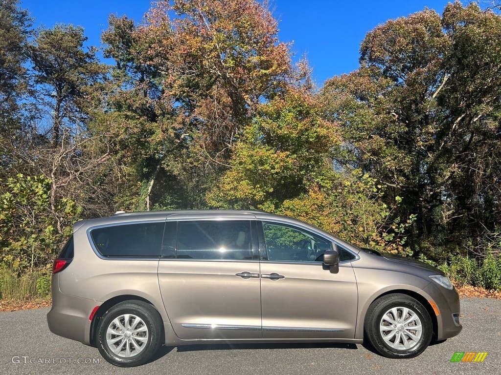 2017 Pacifica Touring L - Molten Silver / Black/Alloy photo #8