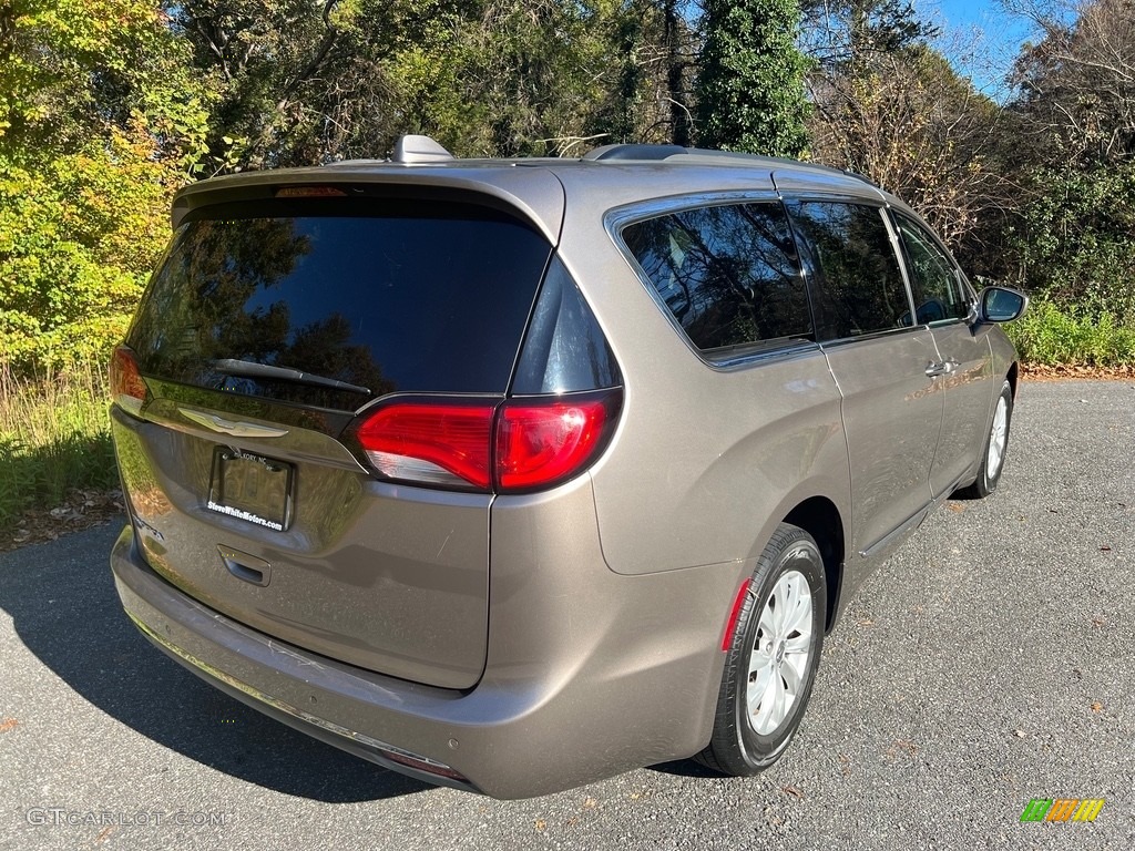 2017 Pacifica Touring L - Molten Silver / Black/Alloy photo #9