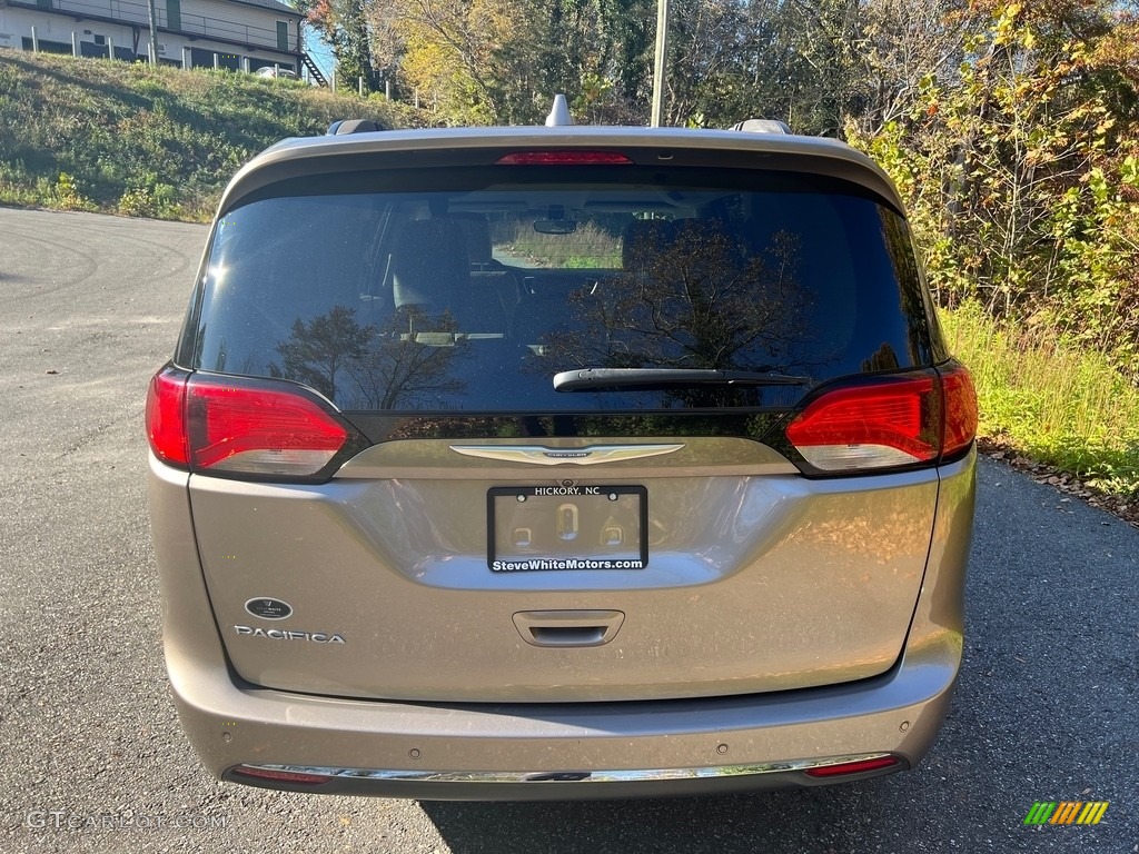 2017 Pacifica Touring L - Molten Silver / Black/Alloy photo #10