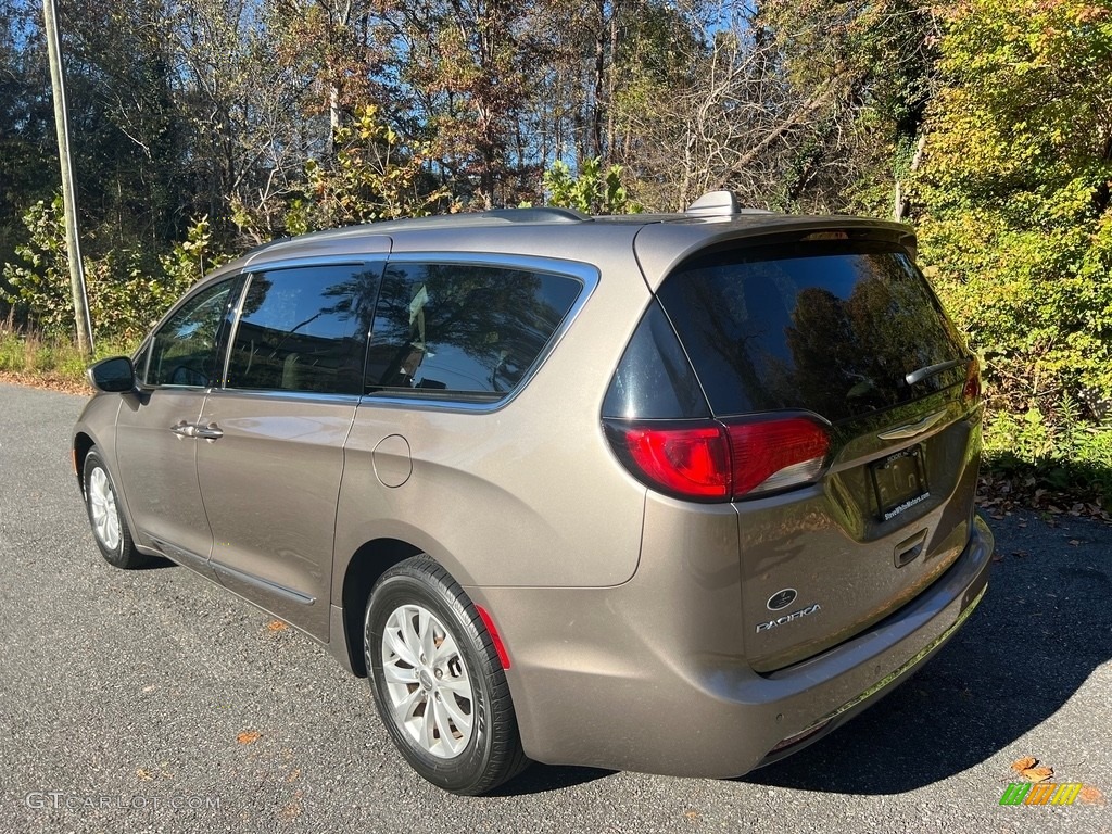 2017 Pacifica Touring L - Molten Silver / Black/Alloy photo #11