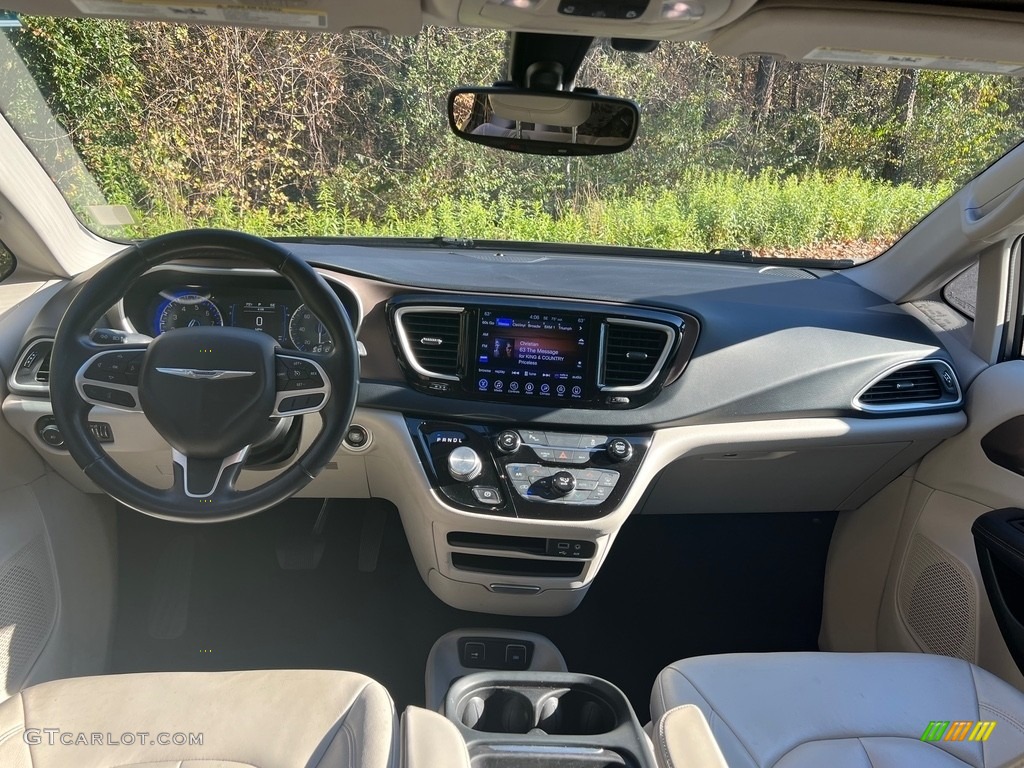 2017 Pacifica Touring L - Molten Silver / Black/Alloy photo #13