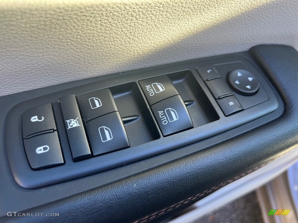 2017 Pacifica Touring L - Molten Silver / Black/Alloy photo #15
