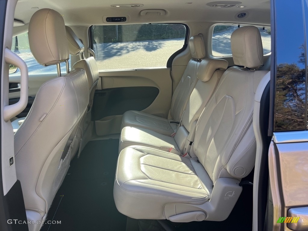 2017 Pacifica Touring L - Molten Silver / Black/Alloy photo #17