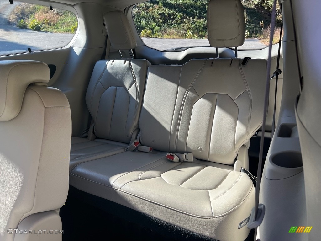 2017 Pacifica Touring L - Molten Silver / Black/Alloy photo #18