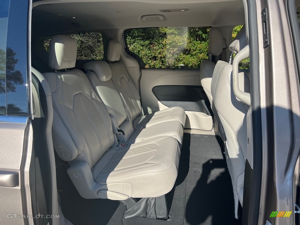 2017 Pacifica Touring L - Molten Silver / Black/Alloy photo #20