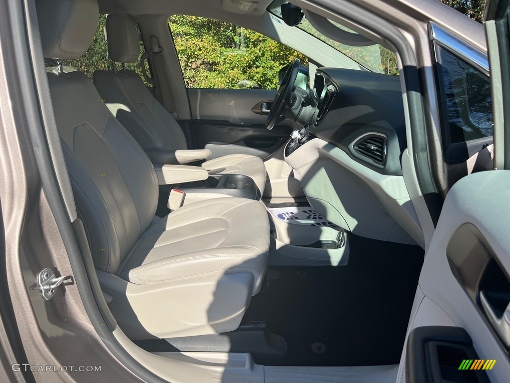 2017 Pacifica Touring L - Molten Silver / Black/Alloy photo #21