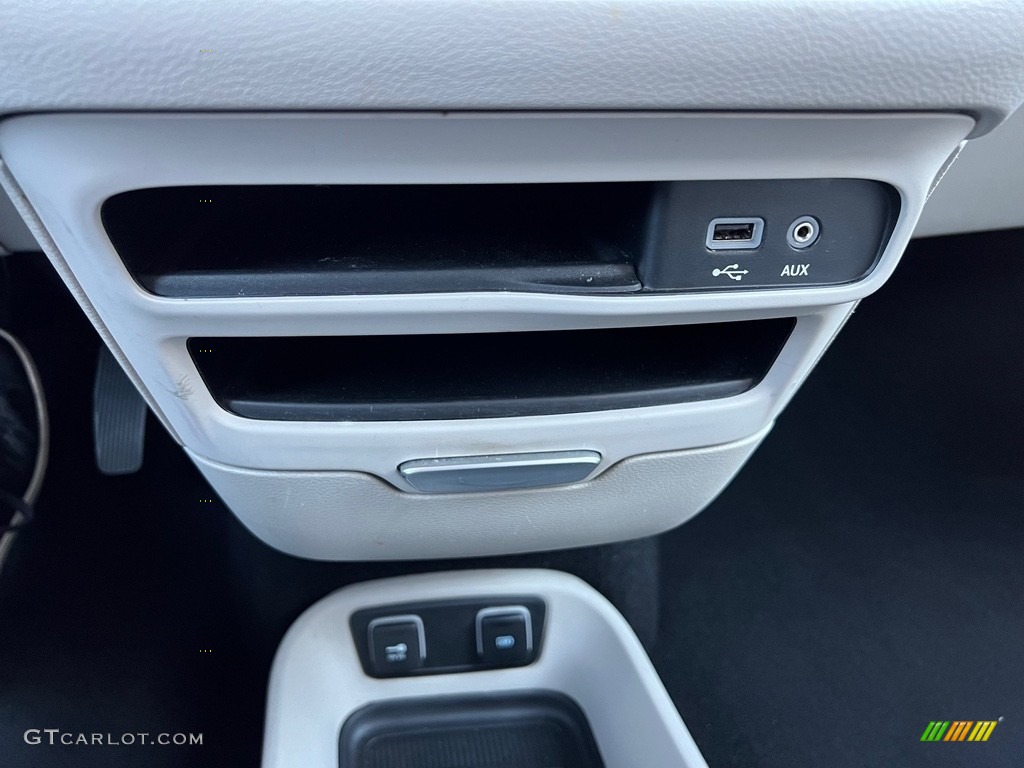 2017 Pacifica Touring L - Molten Silver / Black/Alloy photo #30