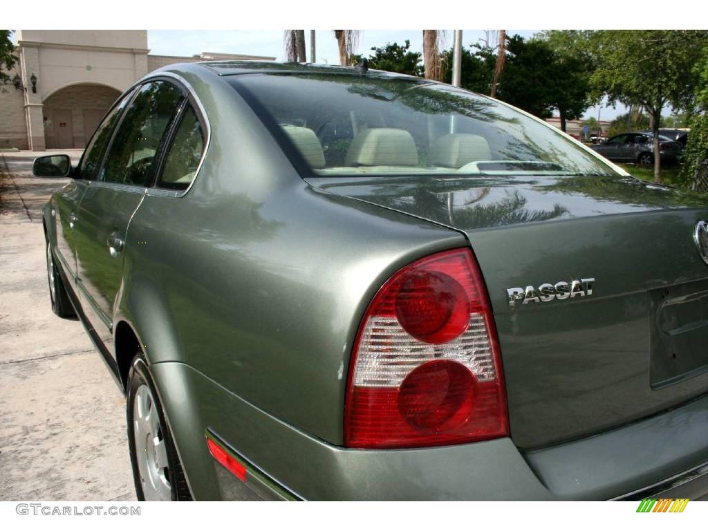 2002 Passat GLS Sedan - Fresco Green Metallic / Beige photo #27