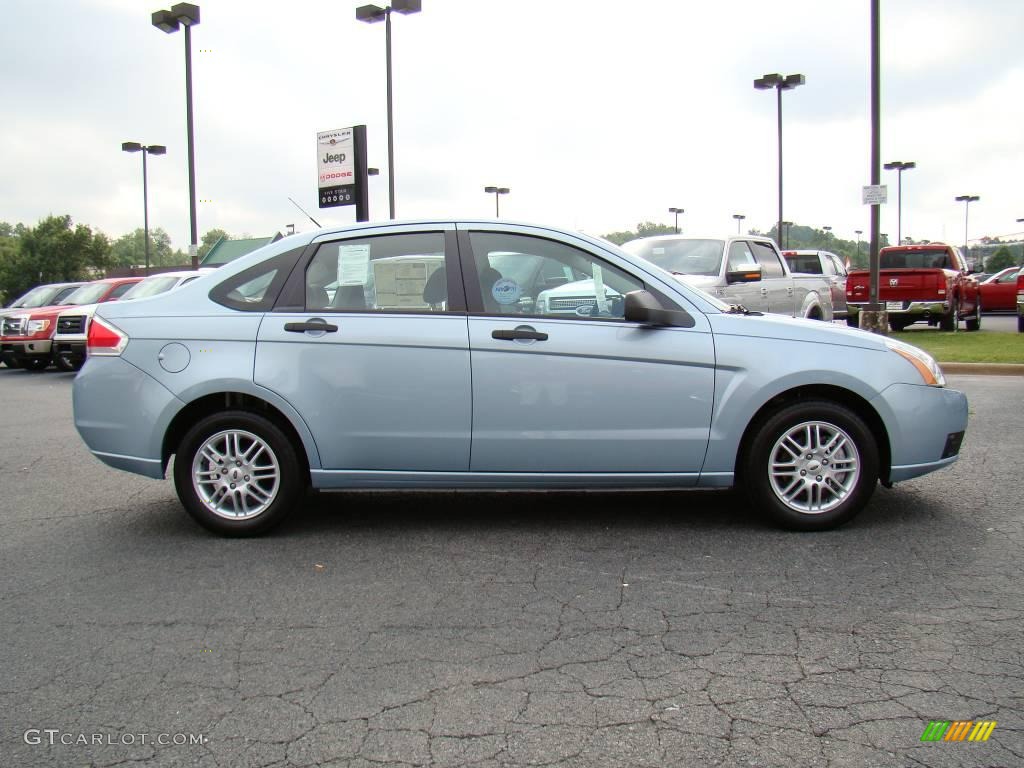 2009 Focus SE Sedan - Light Ice Blue Metallic / Medium Stone photo #2
