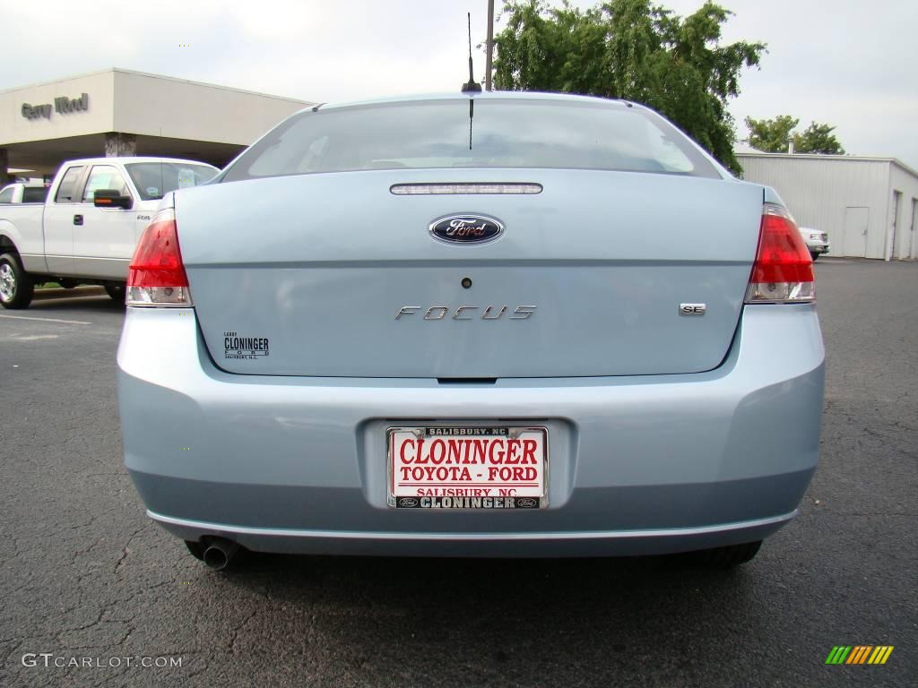 2009 Focus SE Sedan - Light Ice Blue Metallic / Medium Stone photo #4