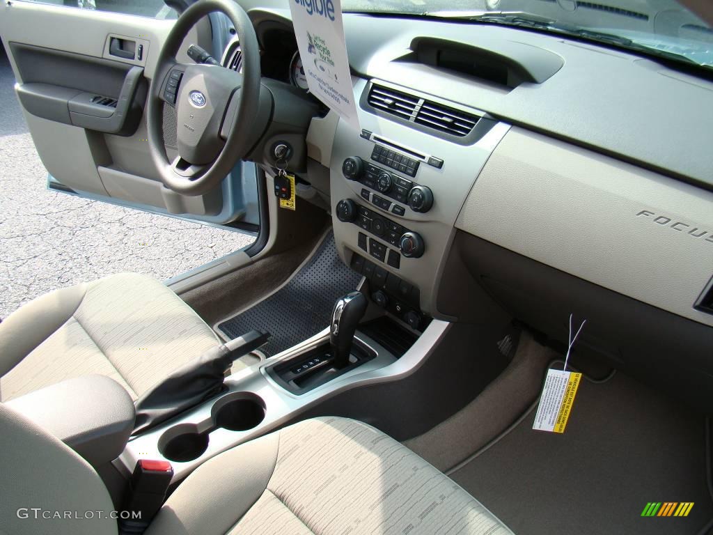 2009 Focus SE Sedan - Light Ice Blue Metallic / Medium Stone photo #13