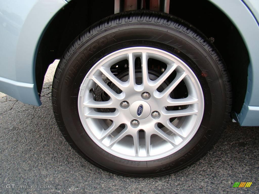 2009 Focus SE Sedan - Light Ice Blue Metallic / Medium Stone photo #14