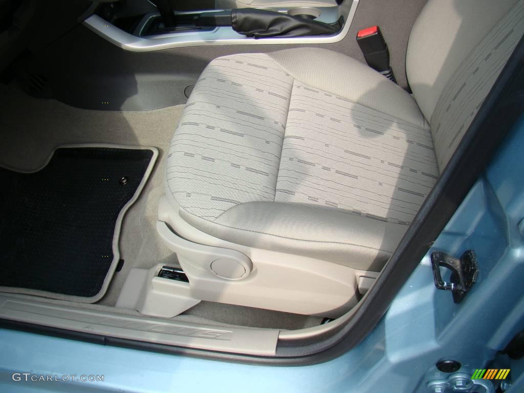 2009 Focus SE Sedan - Light Ice Blue Metallic / Medium Stone photo #18