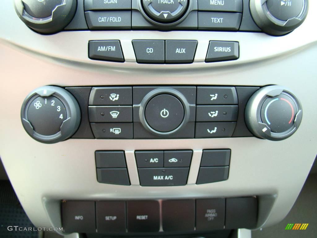 2009 Focus SE Sedan - Light Ice Blue Metallic / Medium Stone photo #22