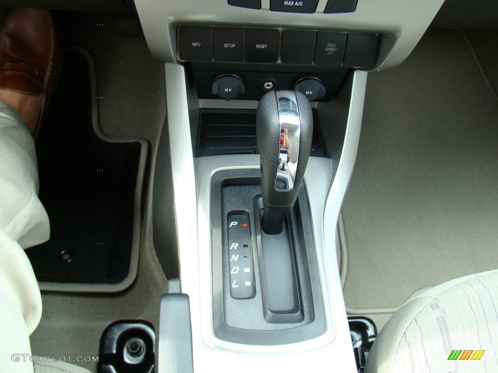 2009 Focus SE Sedan - Light Ice Blue Metallic / Medium Stone photo #24