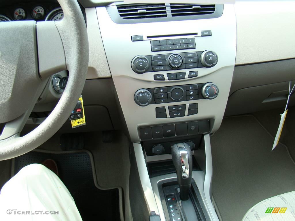 2009 Focus SE Sedan - Light Ice Blue Metallic / Medium Stone photo #25