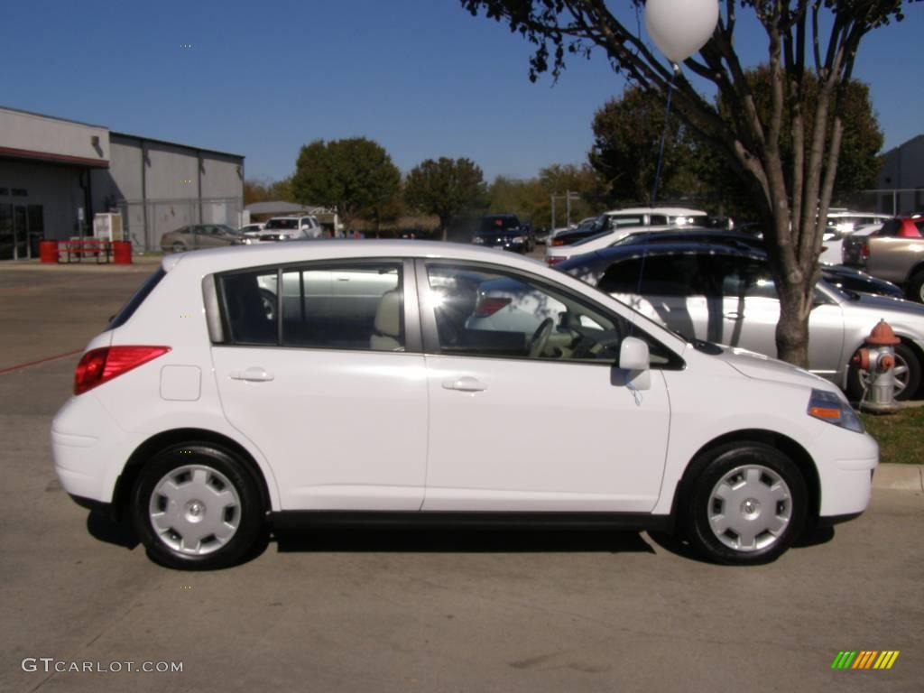 2008 Nissan versa sedan white #7