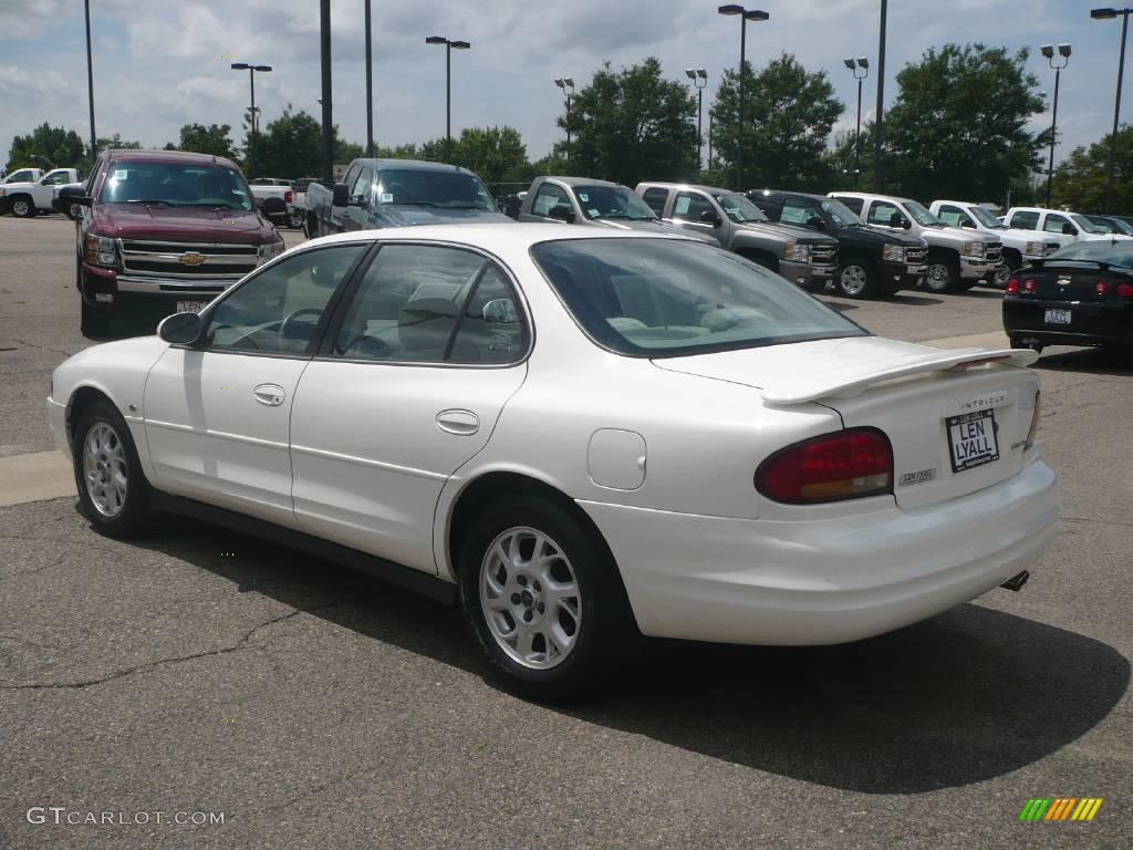 2002 Intrigue GL - Ivory White / Neutral photo #4