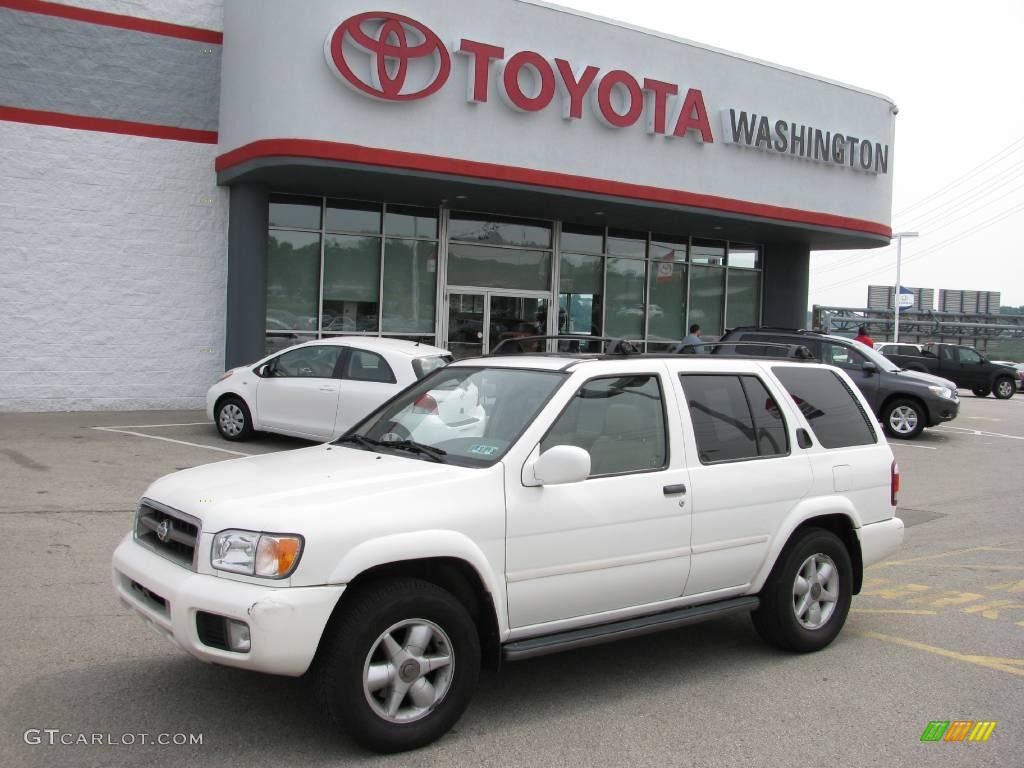 Cloud White Nissan Pathfinder