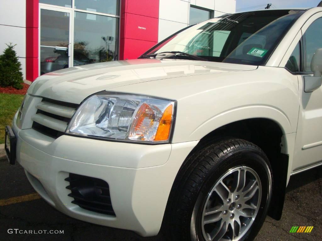 2004 Endeavor Limited AWD - Dover White Pearl / Charcoal Gray photo #16