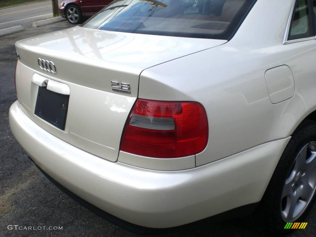 1998 A4 2.8 quattro Sedan - Pearl White Pearlescent / Ecru/Royal Blue photo #18