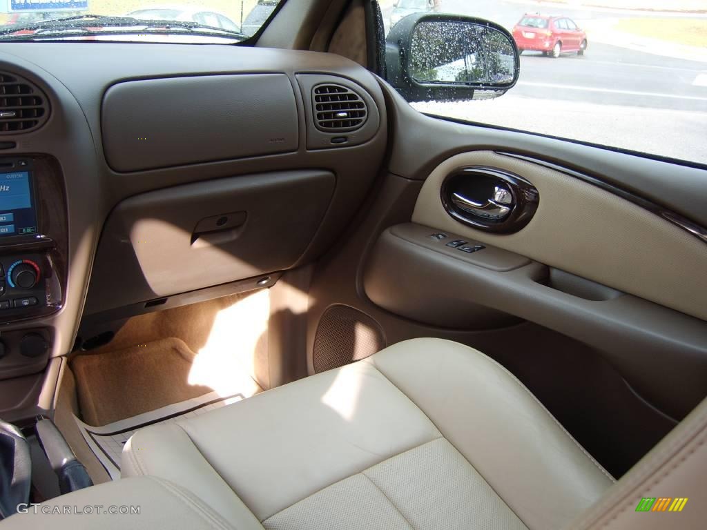 2006 Rainier CXL AWD - Deep Sapphire Blue Metallic / Cashmere photo #18
