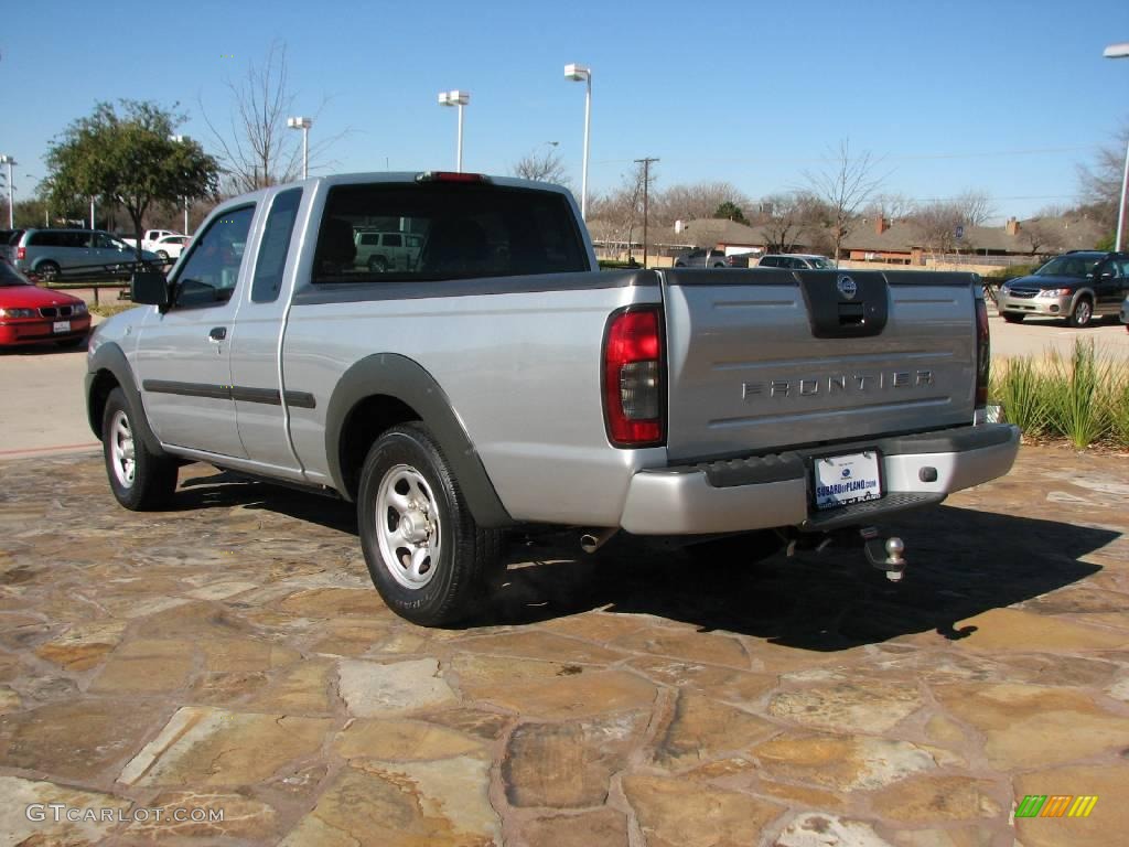 2004 Frontier XE King Cab - Radiant Silver Metallic / Gray photo #5