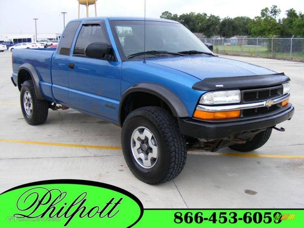 2000 S10 LS Extended Cab 4x4 - Space Blue Metallic / Graphite photo #1