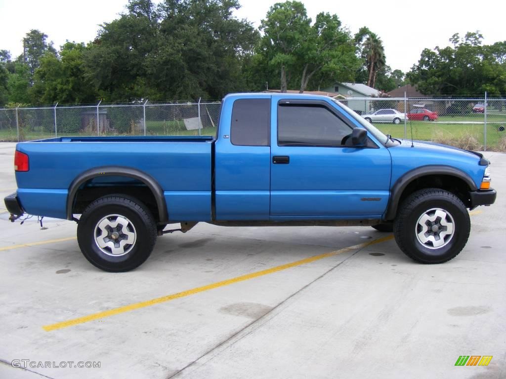 2000 S10 LS Extended Cab 4x4 - Space Blue Metallic / Graphite photo #2