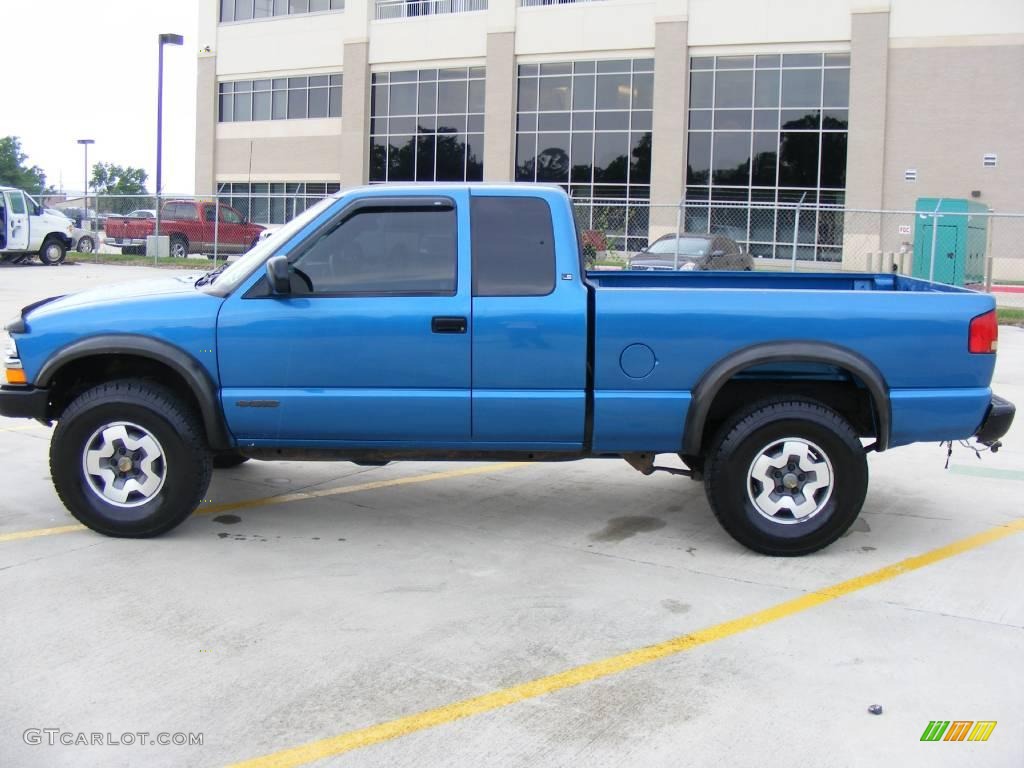2000 S10 LS Extended Cab 4x4 - Space Blue Metallic / Graphite photo #6