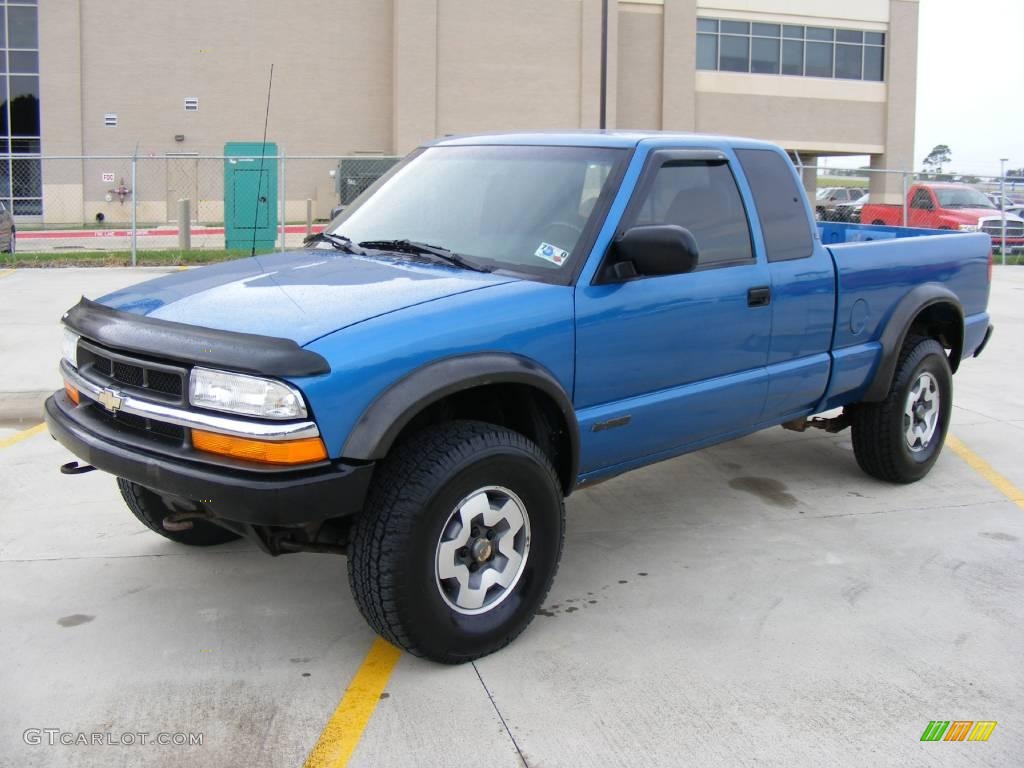 2000 S10 LS Extended Cab 4x4 - Space Blue Metallic / Graphite photo #7