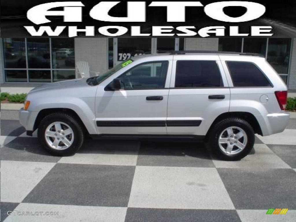 Bright Silver Metallic Jeep Grand Cherokee