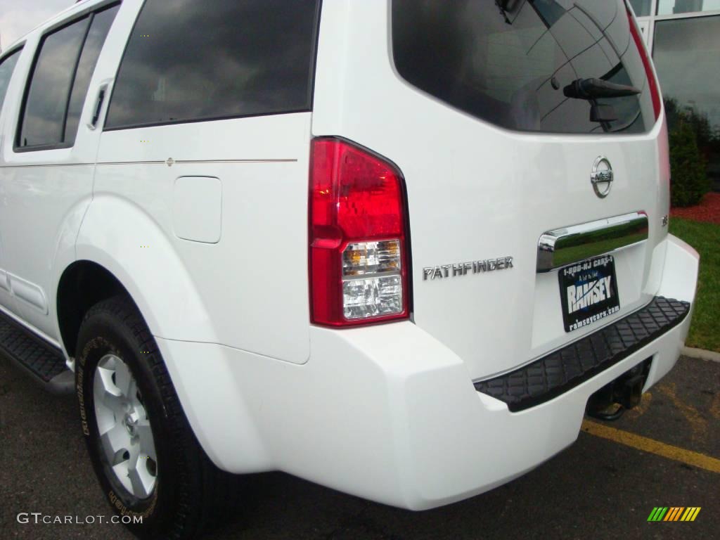 2006 Pathfinder SE 4x4 - Avalanche White / Graphite photo #19