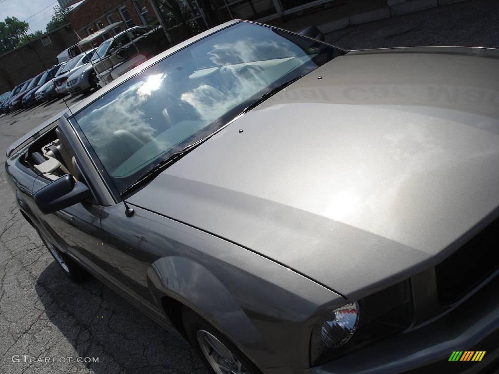 2005 Mustang V6 Premium Convertible - Mineral Grey Metallic / Medium Parchment photo #9