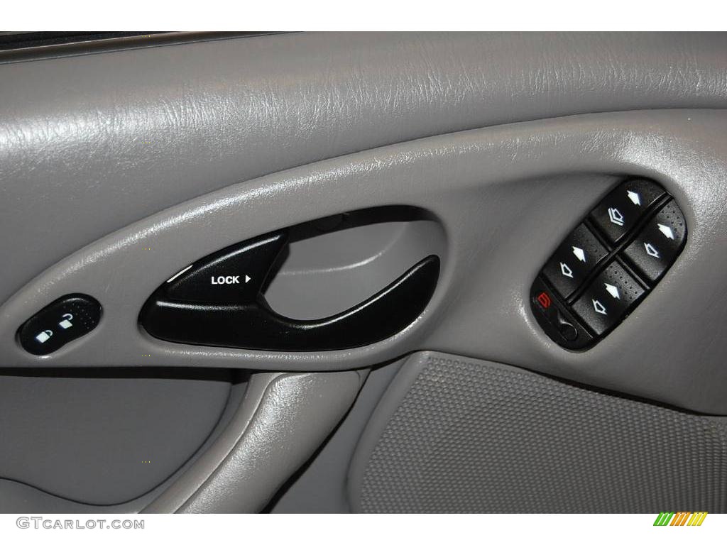 2003 Focus SE Sedan - Light Tundra Metallic / Medium Graphite photo #27