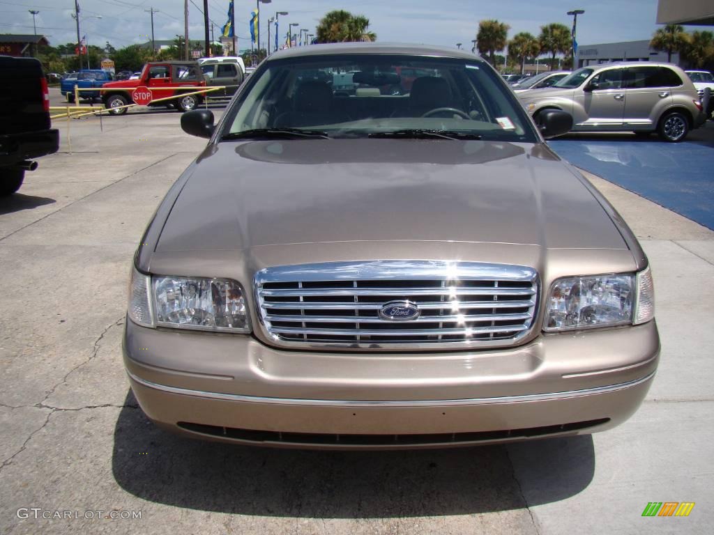 2004 Crown Victoria LX - Arizona Beige Metallic / Medium Parchment photo #3