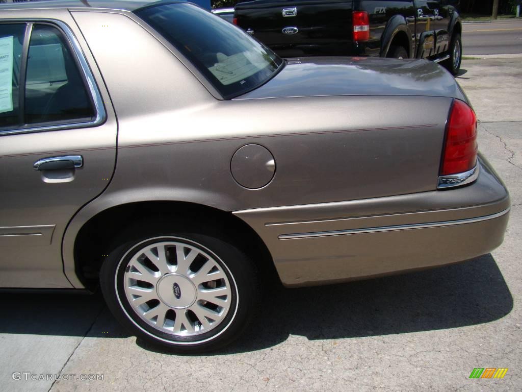 2004 Crown Victoria LX - Arizona Beige Metallic / Medium Parchment photo #22